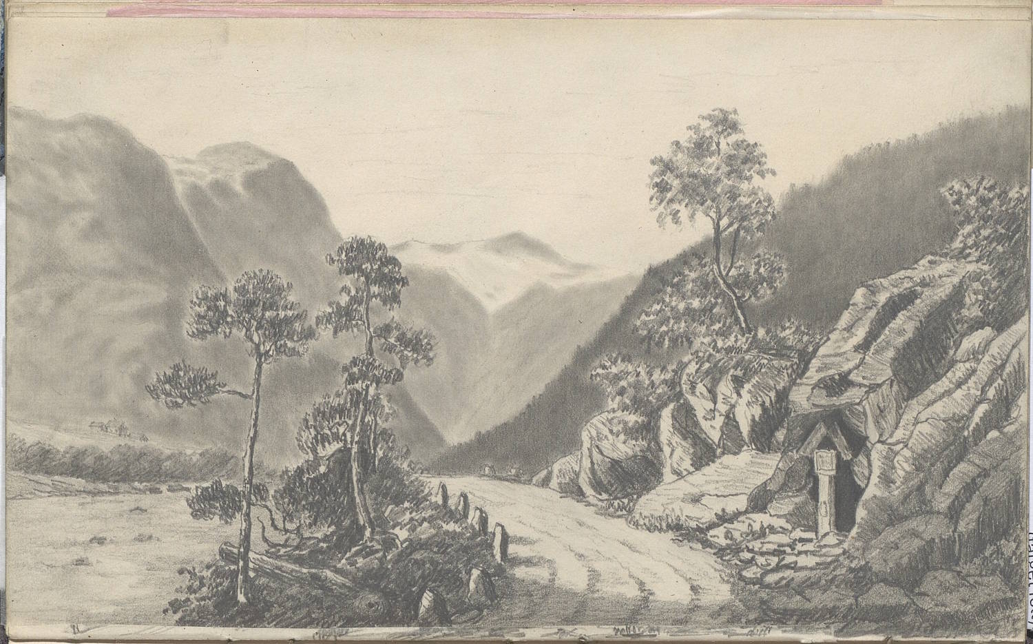 Axel Christian Smith Arbos skissebok 8. Bildet viser en blyanttegning av et fjellandskap med en vei som slynger seg gjennom terrenget. Motivet er sett fra et ståsted litt over bakkenivå og gir inntrykk av et trangt dalføre eller fjellpass. I bakgrunnen reiser høye, massive fjell seg på begge sider. Fjellene er avrundede og bratte, med myke overganger og tette skraveringer som følger bergformene. Fjellsidene på venstre side er særlig brede og dominerende, mens fjellene i midten og bakgrunnen fremstår lysere og mer diffuse, noe som gir dybde og avstand i landskapet. Midt i bildet går en lys vei eller sti diagonalt fra forgrunnen og innover mot bakgrunnen. Veien er ujevn og svakt buet, og den forsvinner mellom fjellene lenger inne i motivet. Langs veien er terrenget steinete og ujevnt. I forgrunnen, særlig på høyre side, ses store steinblokker og bergvegger. Her er det også antydet en liten åpning eller inngang i fjellet, markert som en mørk rektangulær form i steinveggen. Rundt denne er steiner og løst fjellmateriale tegnet med grove, mørke streker. Vegetasjonen er sparsom. Noen få trær med slanke stammer og små trekroner står i forgrunnen og langs veien. Trærne er ujevnt plassert og tegnet med mørkere blyantstreker enn bakgrunnen, noe som gjør dem tydeligere mot landskapet bak. Himmelen er lys og nesten uten detaljer, kun svake linjer antyder skydekke eller dis. Tegningen er utført i grå blyant uten fargebruk. Helhetsinntrykket er et nøkternt og dokumenterende landskapsmotiv, med vekt på fjellformasjoner, vei og naturens struktur, typisk for 1800‑tallets topografiske skisser.