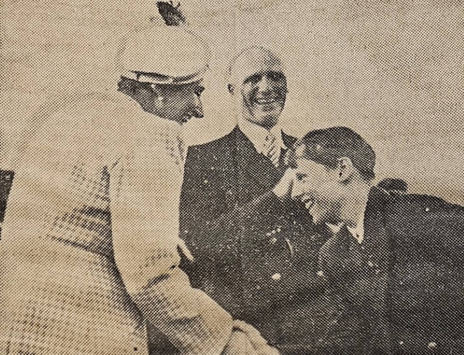 Kronprinsesse Märtha overrekker 3. premie til prins Harald etter konkurranse i seiling i Arendal 2. juli 1948. Faksimile. Ukjent avis