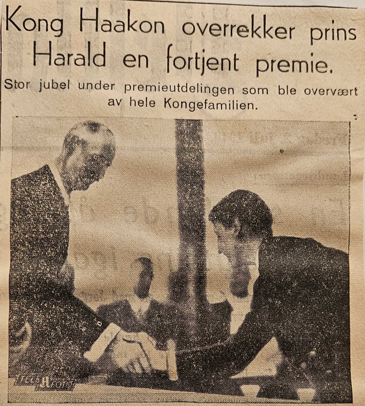 Kong Haakon overrekker 3. premie til prins Harald etter konkurranse i seiling. Faksimile fra Vestlandske tidende 2.7.1948