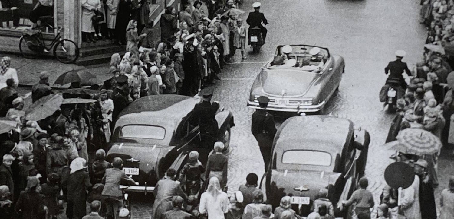 Prinsebarna på vei gjennom Arendal 29. juni 1948 utsnitt